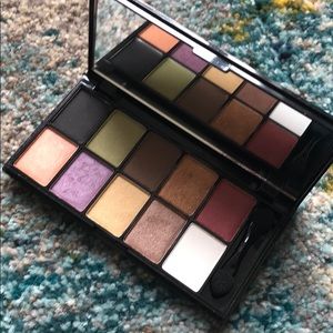 🎉 HP! 🎉 NYX Eyeshadow Palette “The Runway Collection”